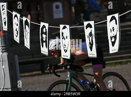 07. Juli 2023, Hesse, Wiesbaden: Bilder der Opfer des Hanau-Angriffs hängen an der Leine einer Kundgebung auf dem Gelände von Dern. Unter dem Motto „Keine Gerechtigkeit ohne Konsequenzen!“ In der Initiative vom 19. Februar hatte Hanau eine Demonstration gefordert. Ein 43-jähriger Deutscher hatte am 19. Februar 2020 neun Menschen in Hanau erschossen, aus rassistischen Motiven. Dann tötete er seine Mutter und sich selbst. Seit dem Sommer 2021 beschäftigen sich die Mitglieder des staatsparlaments im Untersuchungsausschuss mit dem Angriff. Foto: Arne Dedert/dpa - ACHTUNG: Nur zur redaktionellen Verwendung und nur mit vollständiger Erwähnung der Stockfoto