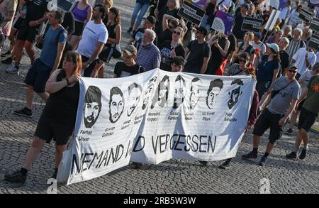 07. Juli 2023, Hessen, Wiesbaden: Teilnehmer einer Demonstration halten nach einer Kundgebung für die Opfer des Angriffs in Hanau ein Poster mit der Aufschrift "Niemand ist vergessen". Unter dem Motto „Keine Gerechtigkeit ohne Konsequenzen!“ In der Initiative vom 19. Februar hatte Hanau eine Demonstration gefordert. Ein 43-jähriger Deutscher hatte am 19. Februar 2020 neun Menschen in Hanau erschossen, aus rassistischen Motiven. Dann tötete er seine Mutter und sich selbst. Seit dem Sommer 2021 beschäftigen sich die Mitglieder des staatsparlaments im Untersuchungsausschuss mit dem Angriff. Foto: Arne Dedert/dpa - ACHTUNG: Nur für Editorial U Stockfoto