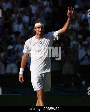 London, Großbritannien. 07. Juli 2023. Der griechische Stefanos Tsitsipas feiert den Sieg in seinem zweiten Spiel gegen Andy Murray in Großbritannien am fünften Tag der Wimbledon-Meisterschaft 2023 in London am Freitag, den 07. Juli 2023. Foto: Hugo Philpott/UPI Credit: UPI/Alamy Live News Stockfoto