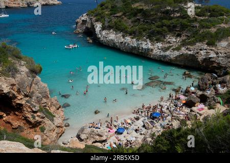 Calo des Moro Palma de Mallorca, Caló des Moro, ist ein „Strand“ im Südosten Mallorcas in einer tiefen türkisfarbenen Bucht, flankiert von Kalksteinklippen. Stockfoto