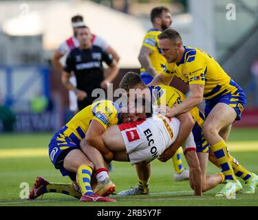 Stefan Ratchford #4 von Warrington Wolves hat Jack Welsby #1 von St. angegriffen Helens während des Spiels der Betfred Super League Runde 18 Warrington Wolves gegen St Helens im Halliwell Jones Stadium, Warrington, Großbritannien, 7. Juli 2023 (Foto: Steve Flynn/News Images) Stockfoto