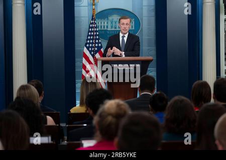 Washington, Vereinigte Staaten. 07. Juli 2023. Der nationale Sicherheitsberater Jake Sullivan nimmt am 7. Juli 2023 am täglichen Briefing im Weißen Haus in Washington Teil. Kredit: Chris Kleponis/CNP/dpa/Alamy Live News Stockfoto