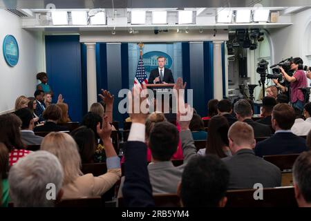 Washington, Vereinigte Staaten. 07. Juli 2023. Der nationale Sicherheitsberater Jake Sullivan nimmt am 7. Juli 2023 am täglichen Briefing im Weißen Haus in Washington Teil. Kredit: Chris Kleponis/CNP/dpa/Alamy Live News Stockfoto