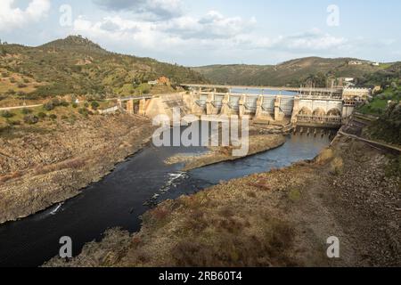 Blick über den Tejo und den Fratel-Staudamm vom Aussichtspunkt auf den Fußwegen von Amieira do Tejo in Portugal. Stockfoto