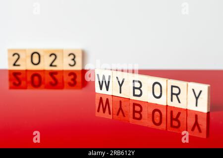 Polnisch weiß und rot und das Wort WYBORY auf Polnisch für die Parlamentswahlen und das Jahr 2023, das Konzept der Wahlen in Polen Stockfoto