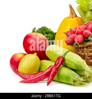 Gemüse- und Obstsortiment in einem Korb isoliert auf weißem Hintergrund Stockfoto