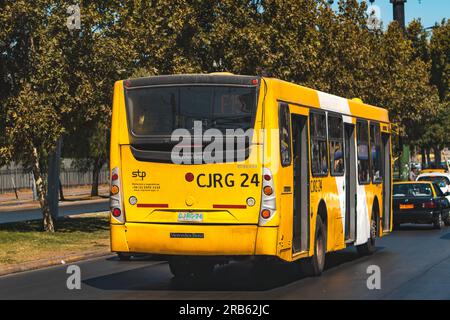 Santiago, Chile - März 16 2023: Öffentlicher Nahverkehr Transantiago oder Red Metropolitana de Movilidad, Bus auf der Route F15 Stockfoto