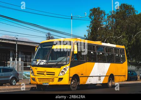 Santiago, Chile - März 16 2023: Öffentlicher Nahverkehr Transantiago oder Red Metropolitana de Movilidad, Bus auf der Route F01 Stockfoto