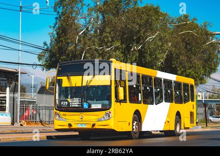 Santiago, Chile - März 16 2023: Öffentlicher Nahverkehr Transantiago oder Red Metropolitana de Movilidad, Bus auf der Route F29 Stockfoto