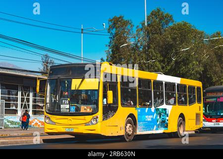 Santiago, Chile - März 16 2023: Öffentlicher Nahverkehr Transantiago oder Red Metropolitana de Movilidad, Bus auf der Route F16 Stockfoto