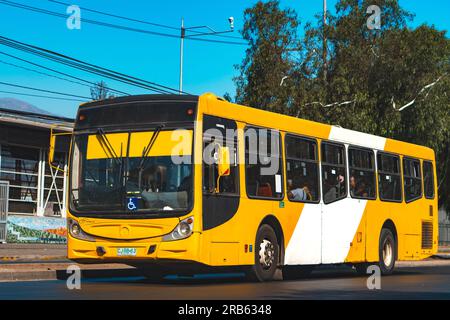 Santiago, Chile - März 16 2023: Öffentlicher Nahverkehr Transantiago oder Red Metropolitana de Movilidad, Bus auf der Route F13 Stockfoto