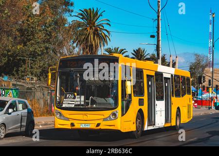 Santiago, Chile - März 16 2023: Öffentlicher Nahverkehr Transantiago oder Red Metropolitana de Movilidad, Bus auf der Route F20 Stockfoto