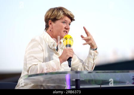 Clare Balding während einer Live-BBC-Tennisübertragung am 5. Tag der Wimbledon-Meisterschaft 2023 im All England Lawn Tennis and Croquet Club in Wimbledon. Bilddatum: Freitag, 7. Juli 2023. Stockfoto