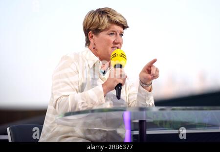 Clare Balding während einer Live-BBC-Tennisübertragung am 5. Tag der Wimbledon-Meisterschaft 2023 im All England Lawn Tennis and Croquet Club in Wimbledon. Bilddatum: Freitag, 7. Juli 2023. Stockfoto