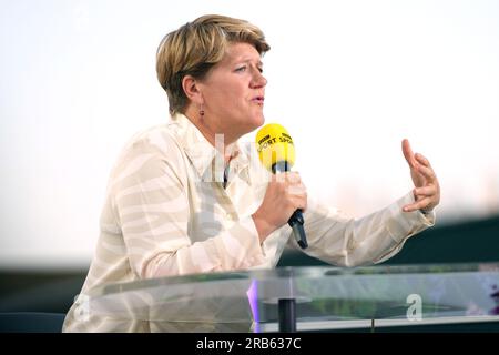 Clare Balding während einer Live-BBC-Tennisübertragung am 5. Tag der Wimbledon-Meisterschaft 2023 im All England Lawn Tennis and Croquet Club in Wimbledon. Bilddatum: Freitag, 7. Juli 2023. Stockfoto
