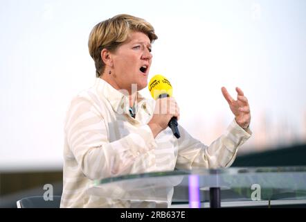 Clare Balding während einer Live-BBC-Tennisübertragung am 5. Tag der Wimbledon-Meisterschaft 2023 im All England Lawn Tennis and Croquet Club in Wimbledon. Bilddatum: Freitag, 7. Juli 2023. Stockfoto