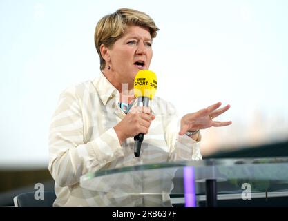 Clare Balding während einer Live-BBC-Tennisübertragung am 5. Tag der Wimbledon-Meisterschaft 2023 im All England Lawn Tennis and Croquet Club in Wimbledon. Bilddatum: Freitag, 7. Juli 2023. Stockfoto