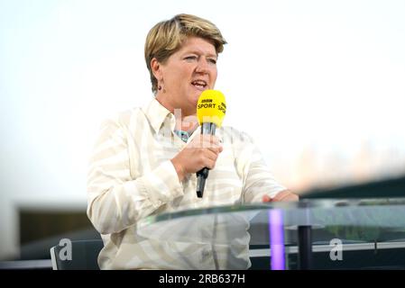Clare Balding während einer Live-BBC-Tennisübertragung am 5. Tag der Wimbledon-Meisterschaft 2023 im All England Lawn Tennis and Croquet Club in Wimbledon. Bilddatum: Freitag, 7. Juli 2023. Stockfoto