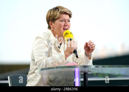 Clare Balding während einer Live-BBC-Tennisübertragung am 5. Tag der Wimbledon-Meisterschaft 2023 im All England Lawn Tennis and Croquet Club in Wimbledon. Bilddatum: Freitag, 7. Juli 2023. Stockfoto