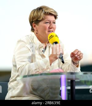 Clare Balding während einer Live-BBC-Tennisübertragung am 5. Tag der Wimbledon-Meisterschaft 2023 im All England Lawn Tennis and Croquet Club in Wimbledon. Bilddatum: Freitag, 7. Juli 2023. Stockfoto
