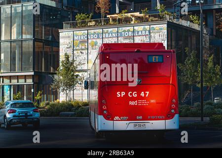 Santiago, Chile - März 16 2023: Ein öffentlicher Verkehrsmittel Transantiago oder Red Metropolitana de Movilidad, Bus Stockfoto