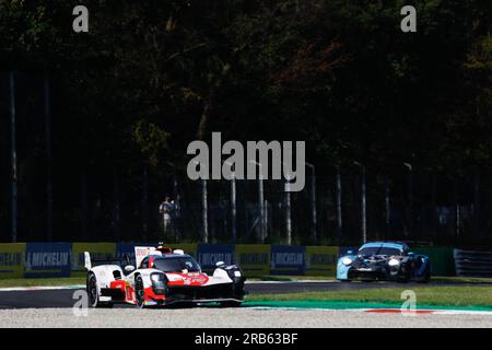 08 BUEMI Sebastien (Hg), HARTLEY Brendon (nzl), HIRAKAWA Ryo (jpn), Toyota Gazoo Racing, Toyota GR010 - Hybrid, Action während der 6 Stunden Monza 2023. Runde der FIA World Endurance Championship 2023, vom 7. Bis 3. 9. Juli 2023 auf dem Autodrome Nazionale di Monza, Italien Credit: Independent Photo Agency Srl/Alamy Live News Stockfoto