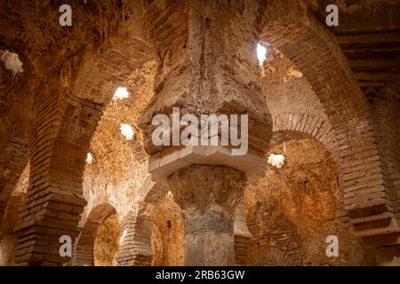 Schräge Aussicht auf die arabischen mittelalterlichen Bäder im Hamman-Stil in der Stadt Ronda, Malaga, Spanien, mit drei Marinen und Oberlichtern auf dem sternförmigen Dach Stockfoto