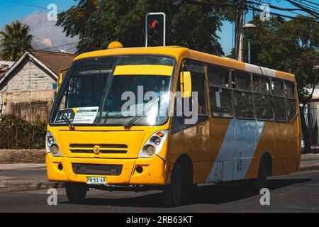 Santiago, Chile - März 16 2023: Öffentlicher Nahverkehr Transantiago oder Red Metropolitana de Movilidad, Bus auf der Route F01 Stockfoto