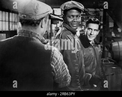 Sidney Poitier (Zentrum), John Cassavetes (rechts), am Filmset, „Edge of the City“, MGM, 1957 Stockfoto