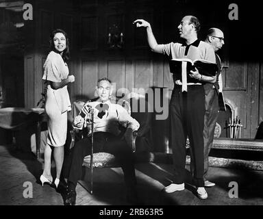 Elaine May, Jose Ferrer, Richard Deacon, am Set des Films, "Enter Laugh", Columbia Pictures, 1967 Stockfoto