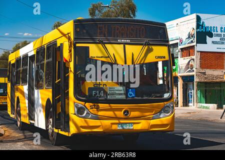 Santiago, Chile - März 16 2023: Öffentlicher Nahverkehr Transantiago oder Red Metropolitana de Movilidad, Bus auf der Route F14 Stockfoto