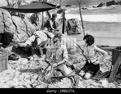 Burl Ives, Kay Medford, Robert Walker, Jr., Millie Perkins, Am Filmset, "Fähnrich Pulver", Warner Bros., 1964 Stockfoto