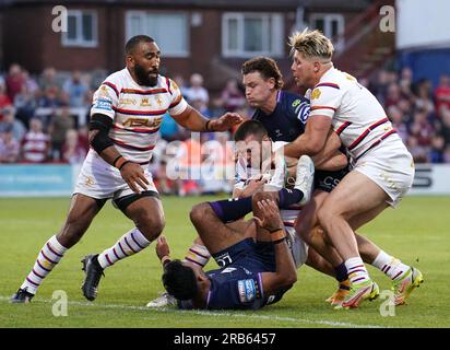 Max Jowitt von Wakefield Trinity wurde vom Jai Field der Wigan Warriors während des Spiels der Betfred Super League im Be Well Support Stadium, Wakefield, angegriffen. Bilddatum: Freitag, 7. Juli 2023. Stockfoto