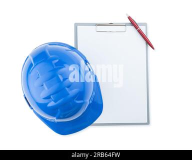 Blauer Bauhelm Auf Dem Klemmbrett Mit Isoliertem Blatt Papier Und Kugelschreiber Stockfoto