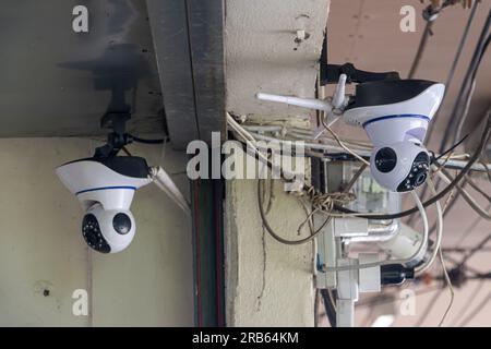 Überwachungskameras, die an der Decke am Eingang des Gebäudes angebracht sind Stockfoto