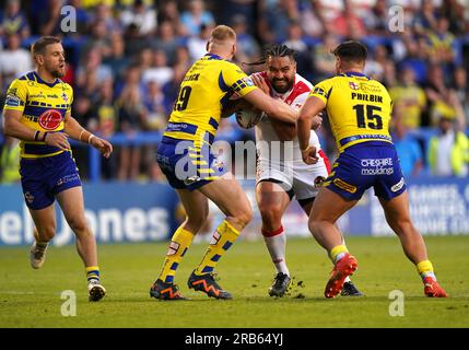 St Helens' Konrad Hurrell (Zentrum), angegriffen von Warrington Wolves' Joe Bullock (links) und Joe Philbin (rechts) während des Spiels der Betfred Super League im Halliwell Jones Stadium, Warrington. Bilddatum: Freitag, 7. Juli 2023. Stockfoto