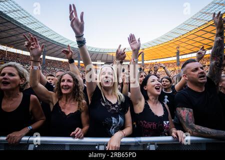 Berlin, Deutschland. 07. Juli 2023. Fans feiern das Konzert des Depeche Mode im Olympiastadion Berlin. Kredit: Christoph Soeder/dpa/Alamy Live News Stockfoto