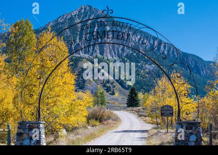 Herbstfarben auf dem Crested Butte Cemetery in Colorado. Stockfoto