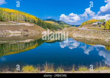 Reflexionen am Meridian Lake an der Washington Gulch Road in der Nähe von Crested Butte Colorado. Stockfoto