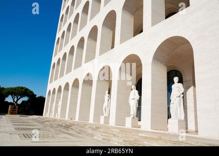 Rom, Latium, Italien, Palazzo della Civiltà Italiana, auch bekannt als Palazzo della Civiltà del Lavoro, oder als Kolosseum Quadrato, Platz Kolosseum Stockfoto