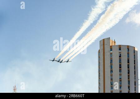 Salvador, Bahia, Brasilien - 02. Juli 2023: Flugzeuge der Rauchschwadron halten eine Präsentation über den Bahia Unabhängigkeitstag im Zentrum der Stadt o Stockfoto