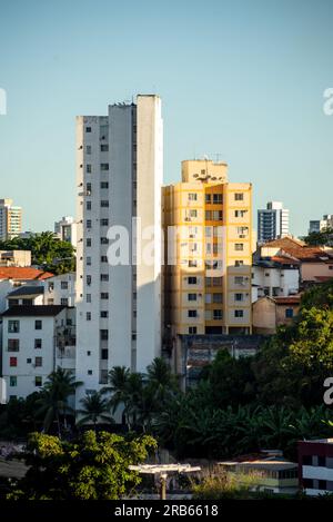 Salvador, Bahia, Brasilien - 02. Juli 2023: Fassade eines Gebäudes mit Wohnwohnungen. Externe Installationen. Blauer Himmel im Hintergrund. Spät Stockfoto