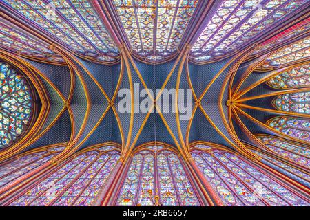 Monumentales Interieur der Sainte-Chapelle mit Buntglasfenstern, obere Ebene der königlichen Kapelle im gotischen Stil. Palais de la Cite, Paris, Frankreich Stockfoto