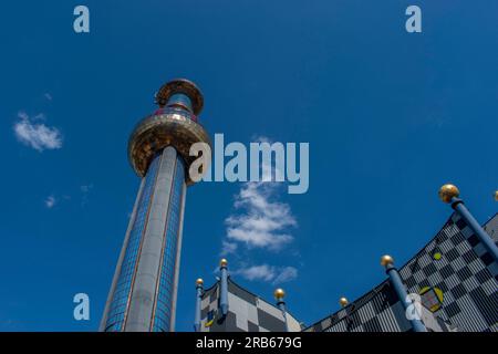 Wien, Österreich, 7. juli 2023: die müllverbrennungsanlage spittelau hundertwasser in wien, die Kunst, Nachhaltigkeit und Fu vereint Stockfoto