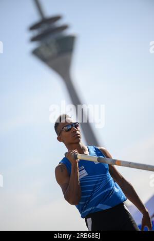 Raphael HOLZDEPPE (LAZ Zweibrücken) hinter dem Rheinturm, Endspiel der Männerpole am 7. Juli 2022 in Düsseldorf. Das Finale 2023 Rhein-Ruhr von 06,07 bis 09.07.2023 Stockfoto