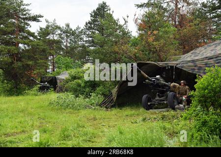 6. Juni 2023 - Postojna, Slowenien - USA Fallschirmjäger der Armee, 4. Bataillon, 319. Artillerie-Regiment, 173. Brigade, richteten einen M119A3-Haubitzer ein, um während des Kampfes in der Adria am Pocek Range in Postojna, Slowenien, am 6. Juni 2023 zu feuern. Die Brigade trainiert routinemäßig neben NATO-Verbündeten und -Partnern, um engere Beziehungen aufzubauen und das Bündnis zu stärken. Die 173. Brigade ist die USA Armee-Notfalleinsatztruppe in Europa, fähig, Einsatzkräfte überall in den USA zu projizieren Zuständigkeitsbereiche der Befehlshaber Europa, Afrika oder Zentralkommandos Stockfoto