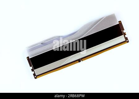 Desktop-Computer verfügen über modernste 288-polige SDRAM-DDR5-Speichermodule auf weißem Hintergrund. Stockfoto