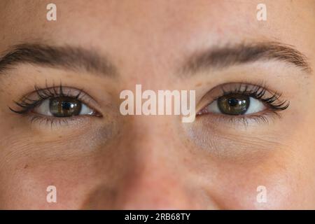 Nahaufnahme des Augenbildes einer lächelnden weissen Frau. Weiblichkeit, Gesichtsausdruck, Gesundheit und Schönheit und gesunder Lebensstil, unverändert. Stockfoto