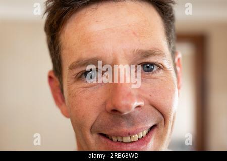 Nahaufnahme eines glücklichen Kaukasiers mit blauen Augen zu Hause. Lebensstil, Freizeit und häusliches Leben, unverändert. Stockfoto