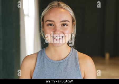Porträt einer glücklichen Weißen im Yoga-Studio. Yoga, Bewegung, Fitness und gesunder Lebensstil, unverändert. Stockfoto